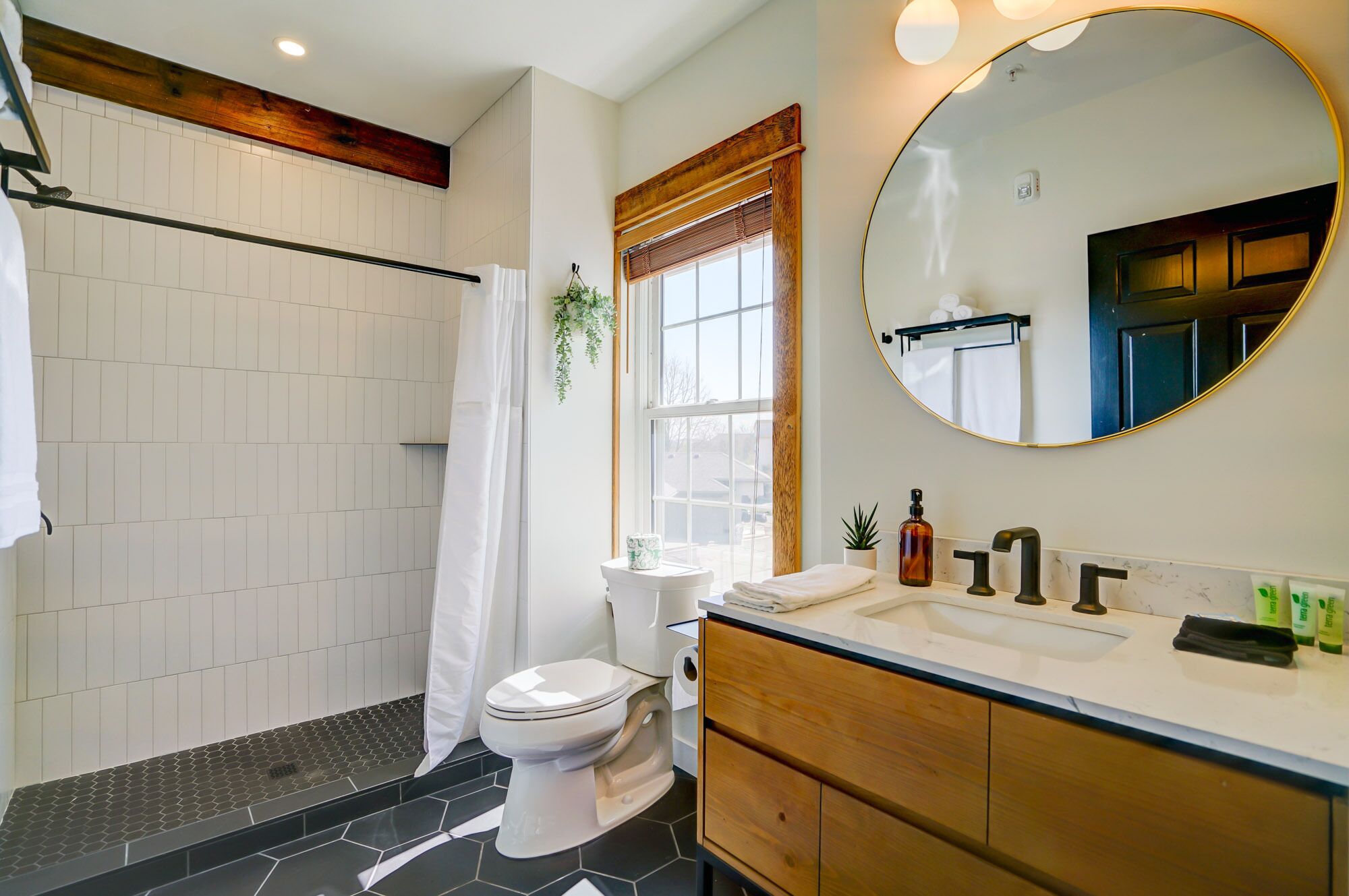 Un baño moderno con ducha, inodoro, lavabo y tocador.