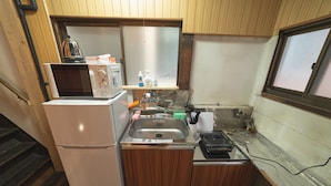 A compact kitchen with a microwave, sink, and a small countertop. - Asakusa, Tokyo Sky Tree (墨田区)