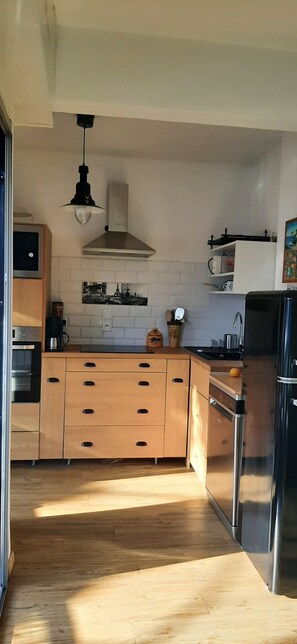 Fridge, microwave, oven, stovetop - Appartement 6 Personnes Plage AU Bout DE LA RUE (Cagnes-sur-Mer)