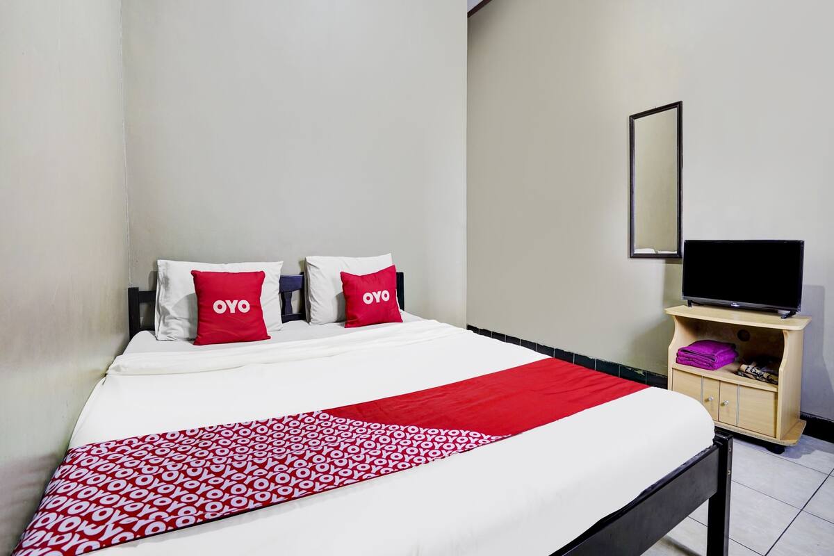 ห้องดีลักซ์ดับเบิล | โต๊ะทำงาน, ผ้าปูที่นอน