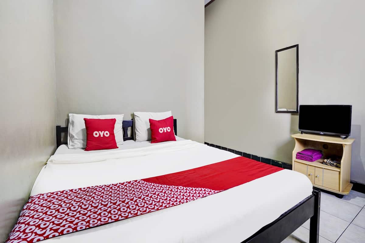 1 habitación, escritorio y ropa de cama