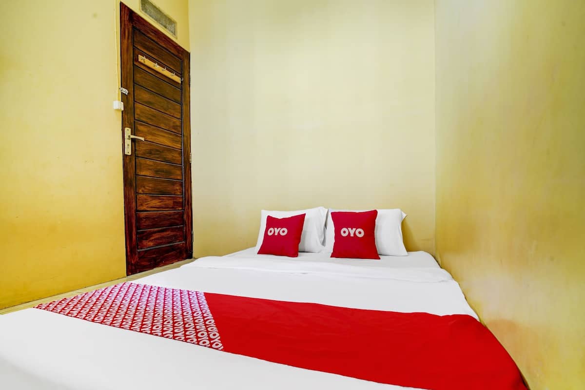 1 habitación, escritorio y ropa de cama