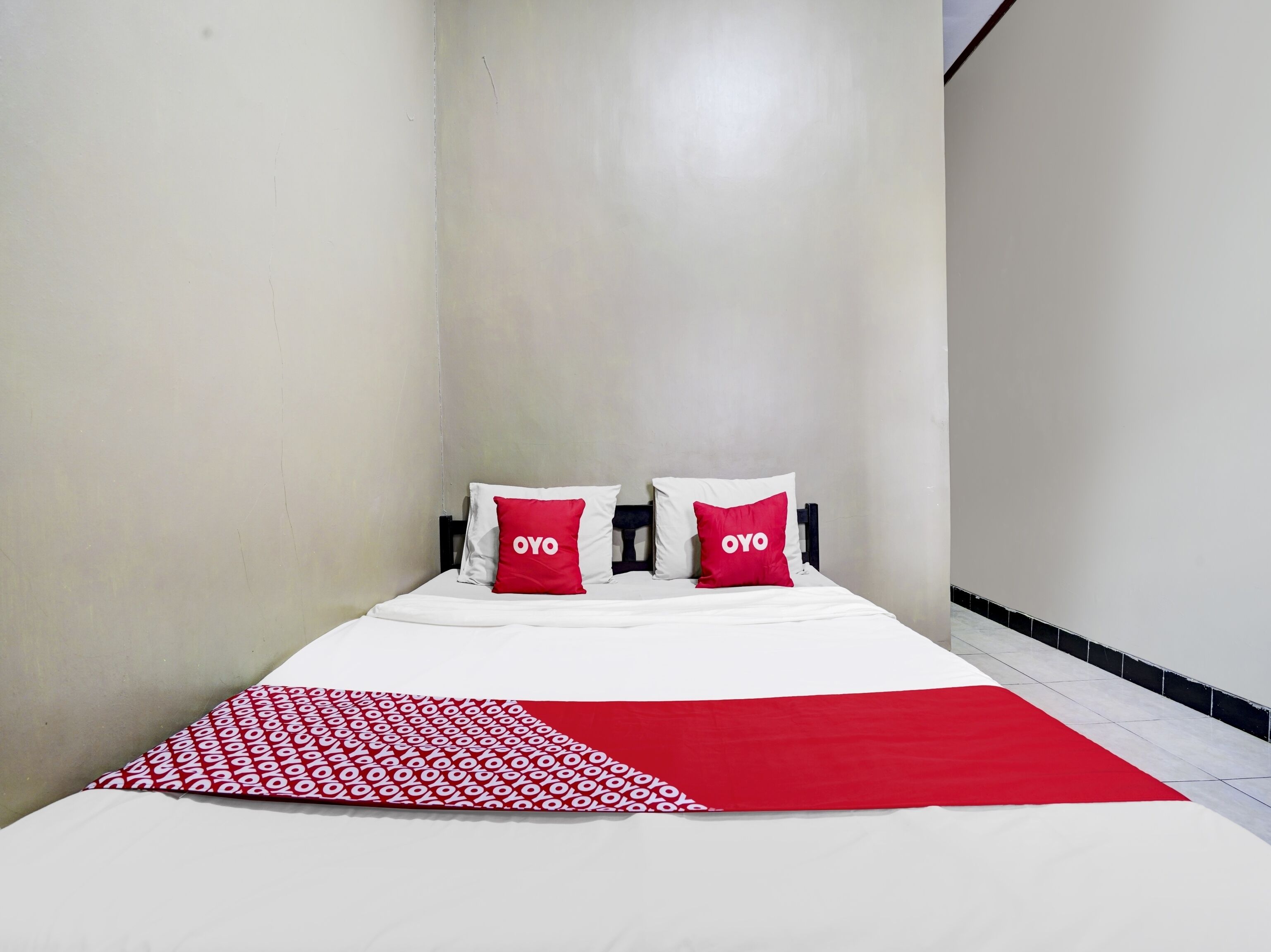 Escritorio y ropa de cama 