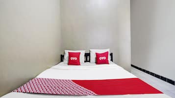 Escritorio y ropa de cama