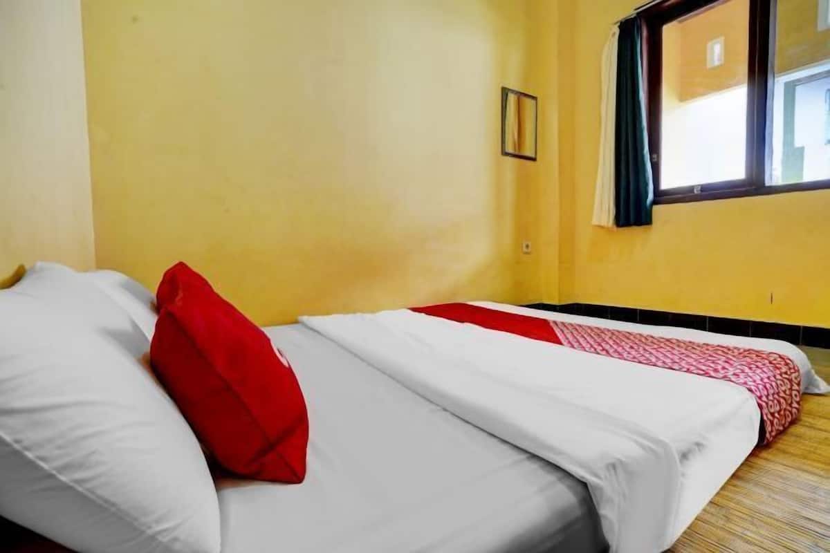 1 habitación, escritorio y ropa de cama