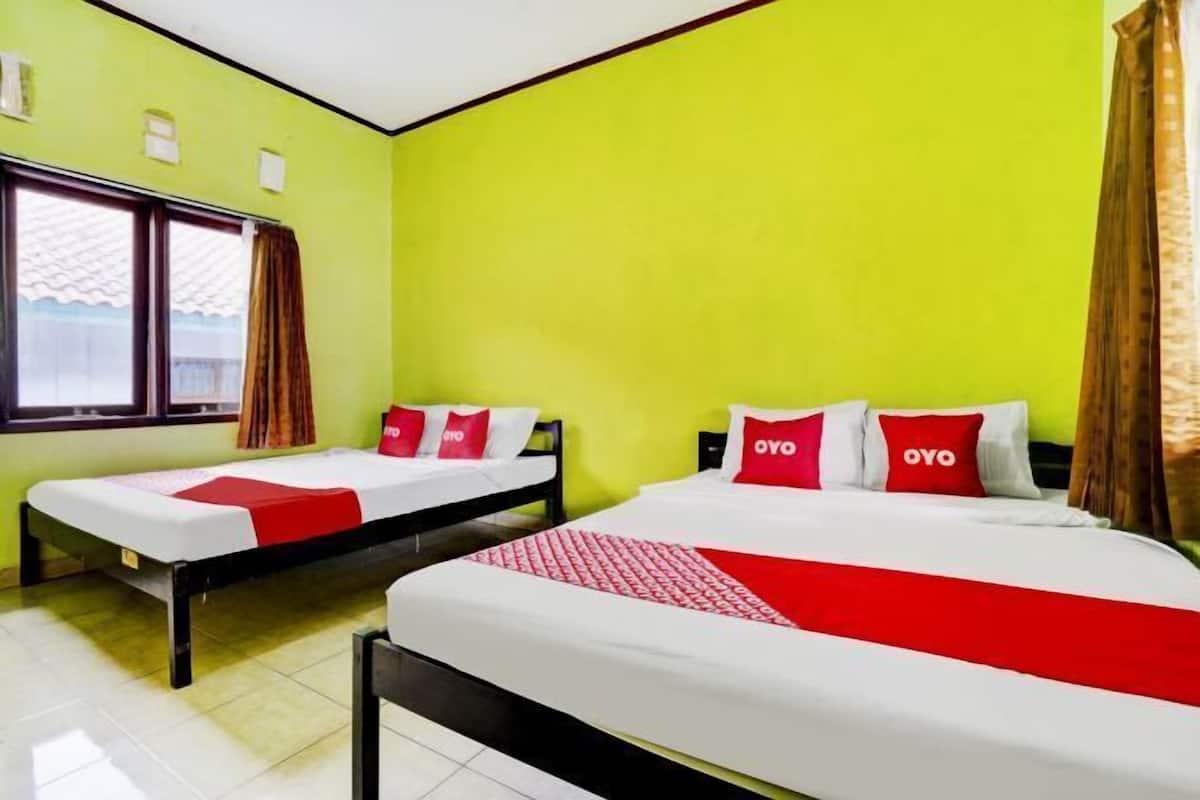 1 habitación, escritorio y ropa de cama