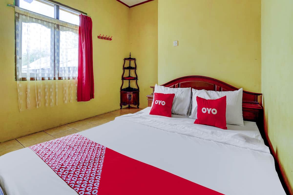 1 habitación, escritorio y ropa de cama