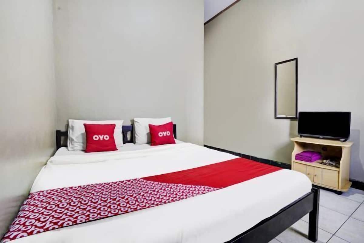 1 habitación, escritorio y ropa de cama