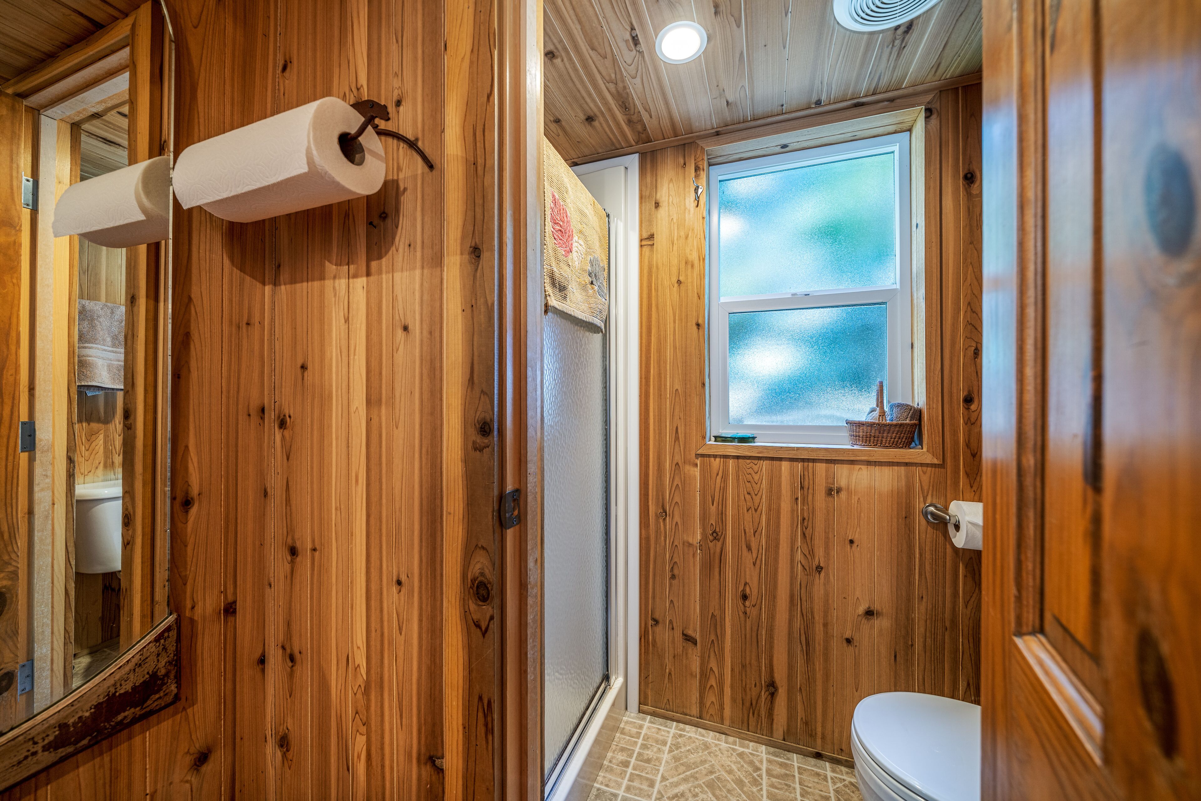 Ducha, toallas, jabón y papel higiénico