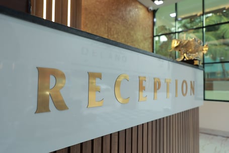 Se ofrece un desayuno continental (400 INR por persona). Delano Residency