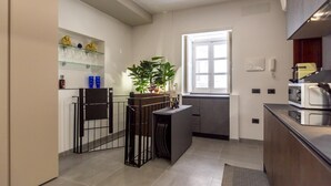 Una cocina moderna con una isla central, una ventana y electrodomésticos integrados.