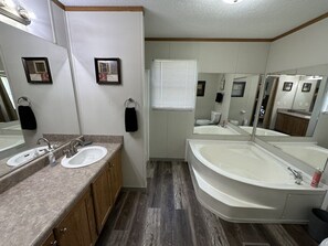 Articles de toilette gratuits, sèche-cheveux, serviettes fournies