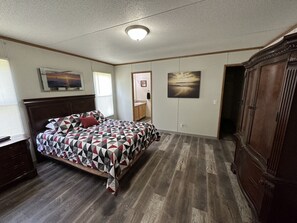 3 chambres, chambres insonorisées, fer et planche à repasser