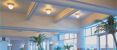 Una piscina techada, una piscina al aire libre de temporada