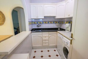 Refrigerador, microondas, lavavajillas, cafetera/tetera