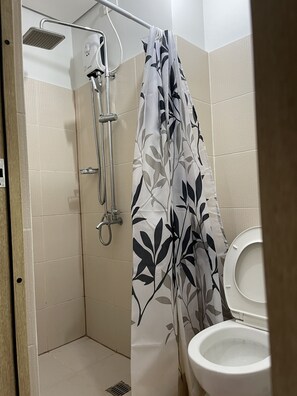 Bidet, Handtücher, Seife, Shampoo