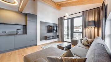Superior Apartment | Ruang tamu | 42 inci televisyen skrin rata dengan kabel, TV