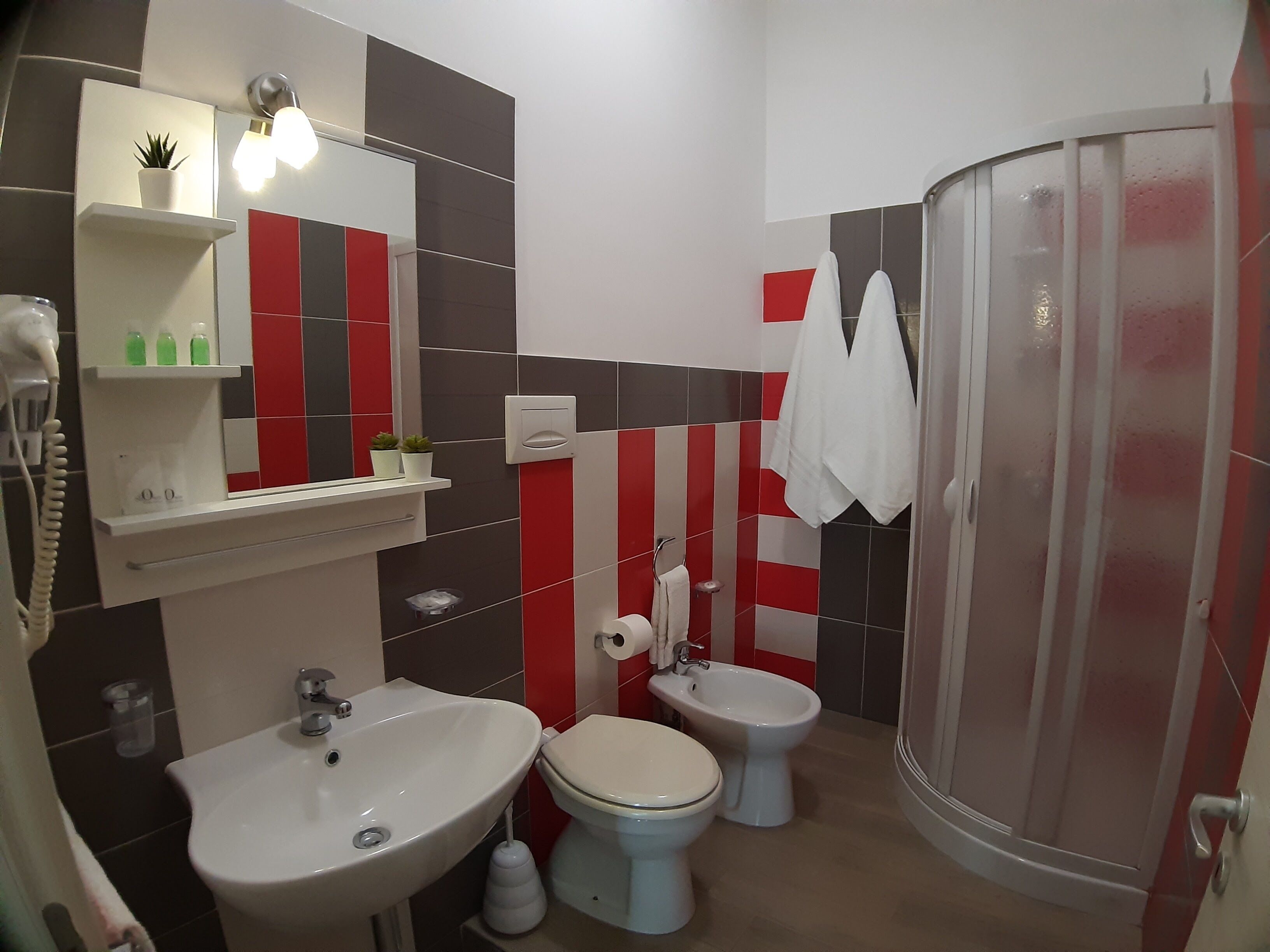Superior Quadruple Room | Bathroom | Shower, rainfall showerhead, free toiletries, hair dryer