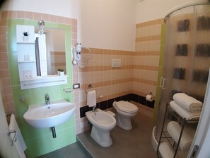 ห้องดีลักซ์ทริปเปิล | ห้องน้ำ | ฝักบัว, เรนชาวเวอร์, ของใช้ในห้องน้ำฟรี, ไดร์เป่าผม