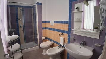 Camera familiare | Bagno | Doccia, soffione a pioggia, set di cortesia gratuito, asciugacapelli