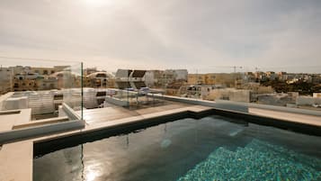 Una piscina al aire libre de temporada