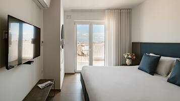 Hypo-allergenic bedding, minibar, desk, laptop workspace