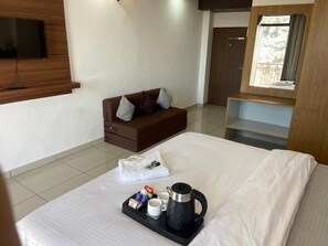 Premium bedding, down comforters, free WiFi, bed sheets - The Bliss Dhanaulti (Dehradun)
