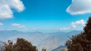 Un paisaje montañoso con cielo despejado.