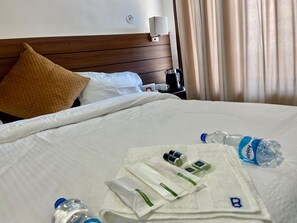 Premium bedding, down comforters, free WiFi, bed sheets - The Bliss Dhanaulti (Dehradun)