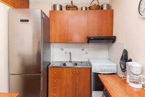 Appartement | Cuisine privée | Grand réfrigérateur, micro-ondes, four, bouilloire électrique