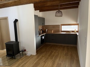 Réfrigérateur, four, lave-vaisselle, bouilloire électrique