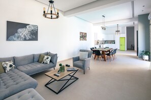 Smart-TV, Kamin, Videospiele, Bücher