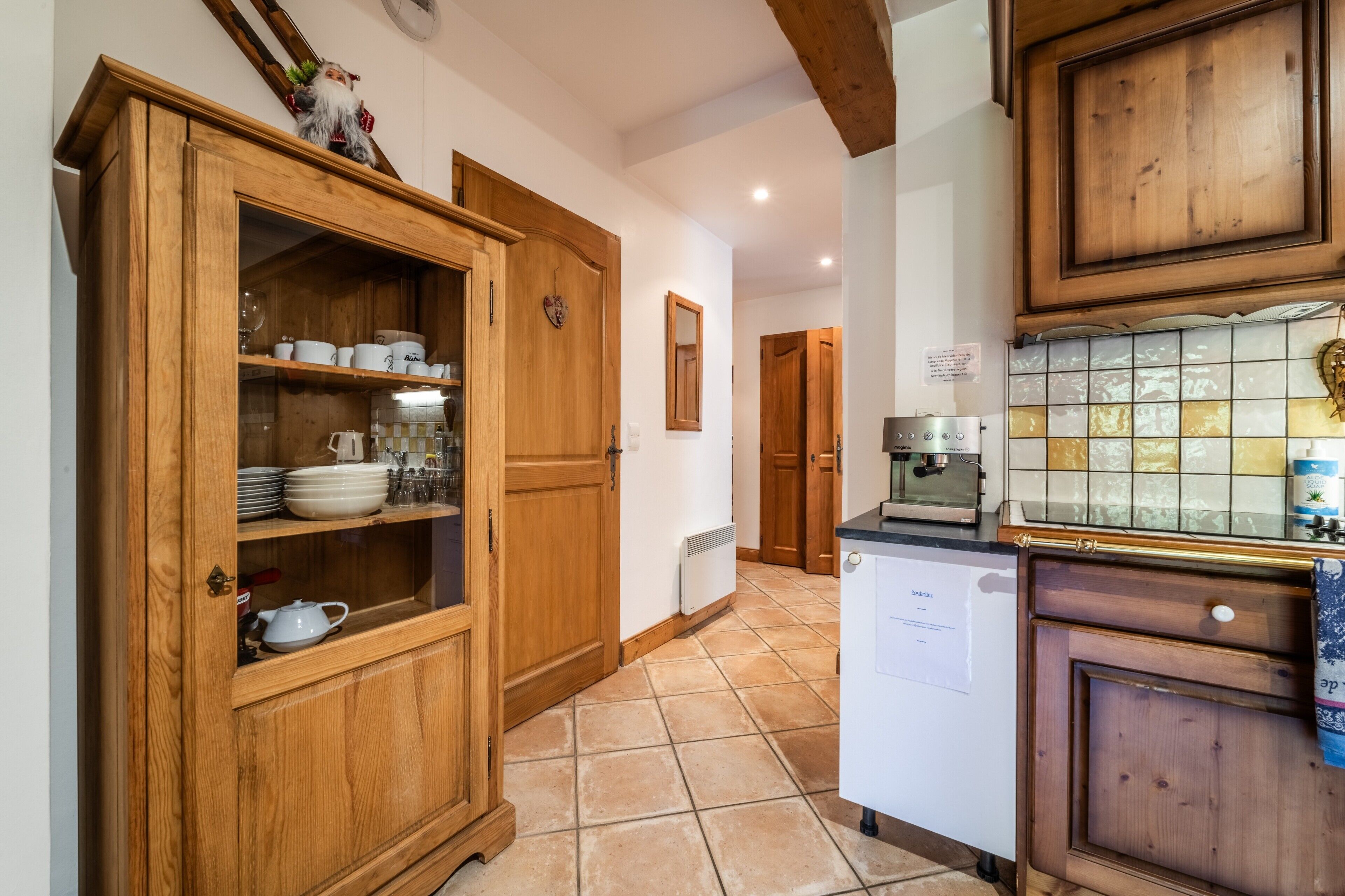 Réfrigérateur, micro-ondes, plaque de cuisson, lave-vaisselle