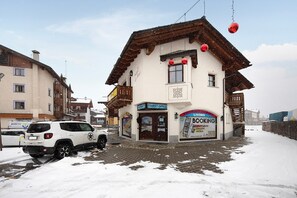 A tourist office building with a sign for booking apartments and hotels. - Apartment 'Chalet Li Palù Trilocale 4' with Mountain View, Balcony and Wi-Fi (Livigno)