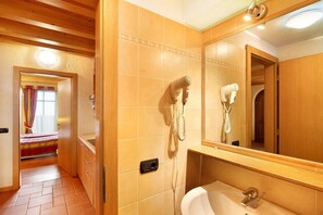 Dusj, hårføner og håndklær