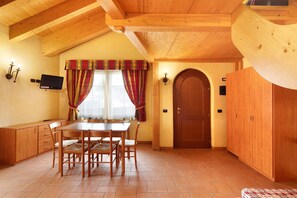 Dining - Apartment 'Chalet Li Palù Trilocale 2' with Mountain View, Balcony and Wi-Fi (Livigno)