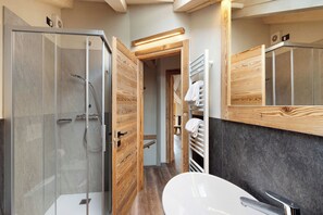 Shower, hair dryer, towels - Apartment 'Chalet Leur Gusja Golp Quadrilocale' with Mountain View, Shared Garden and Wi-Fi (Livigno)