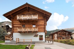 Exterior detail - Apartment 'Chalet Leur Gusja Golp Bilocale' with Mountain View, Shared Garden and Wi-Fi (Livigno)