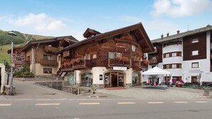 Ein Holzgebäude mit Balkonen, einem Restaurant und einer Bar.