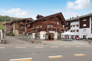 Un bâtiment en bois doté de balcons, d’un restaurant et d’un bar.