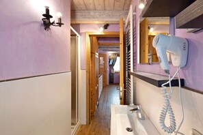 Bruser, hårtørrer, håndklæder