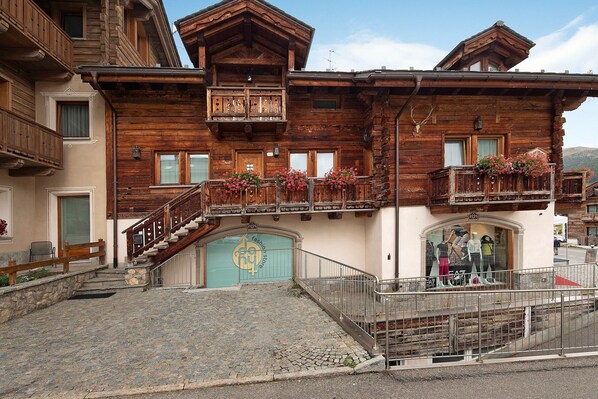 Un bâtiment en bois doté de balcons, d’un escalier et d’une entrée de magasin.