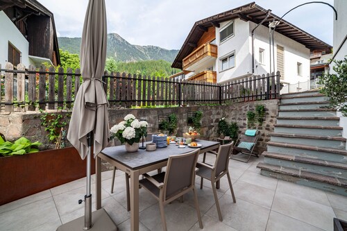 Apartment "Maja" with Mountain View, Private Garden & Wi-Fi