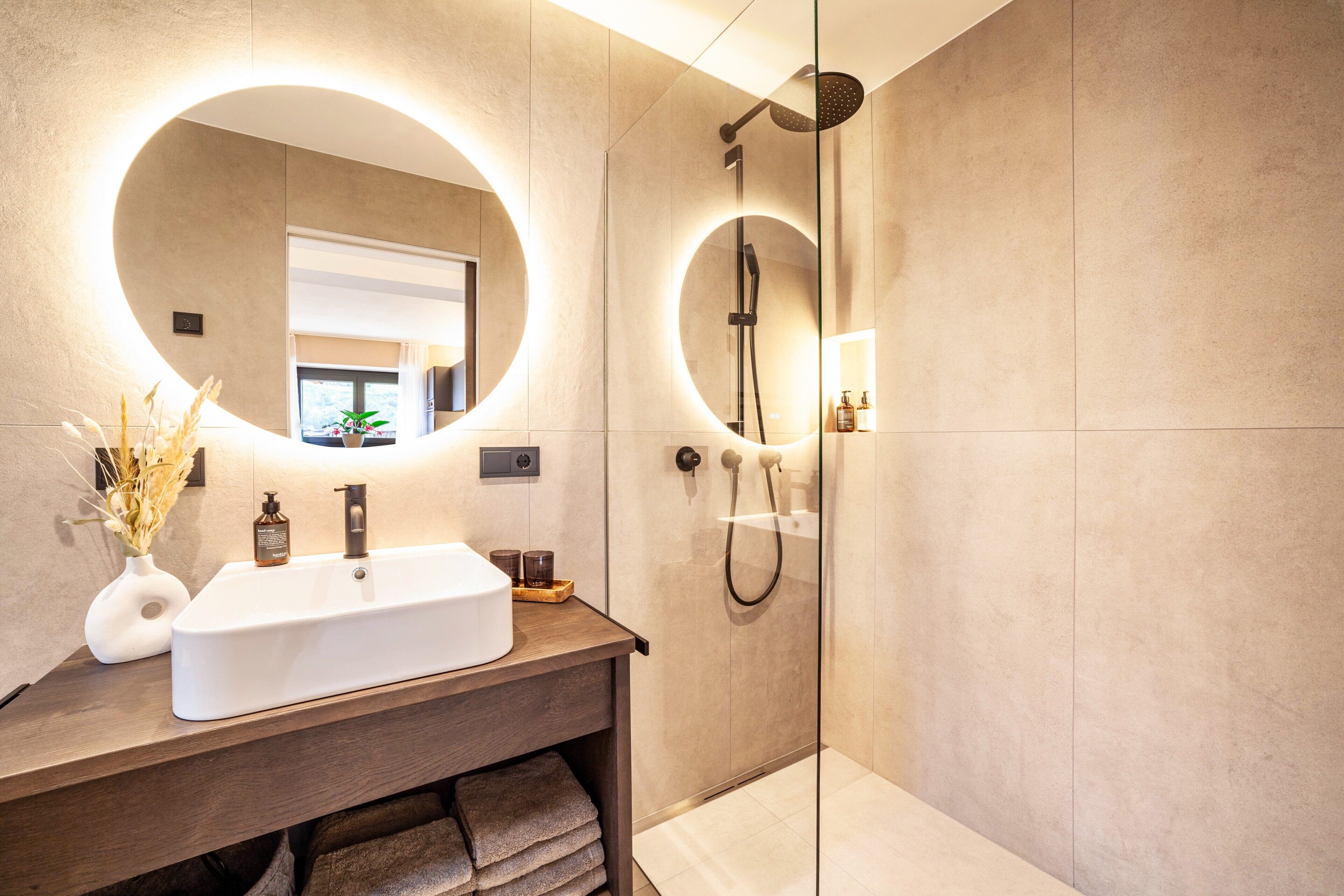 Shower, hair dryer, towels