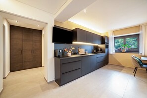 Fridge, oven, stovetop, dishwasher