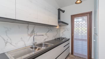 Frigorifero, forno, piano cottura, lavastoviglie