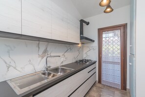 Fridge, oven, stovetop, dishwasher - Apartment 'Villetta - Aliterno V5' with Sea View, Private Terrace and Wi-Fi (Olbia)