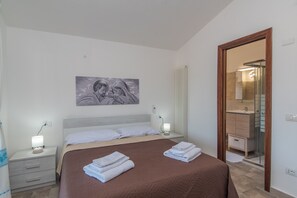 2 bedrooms, iron/ironing board, free WiFi, bed sheets - Apartment 'Villetta - Aliterno V5' with Sea View, Private Terrace and Wi-Fi (Olbia)