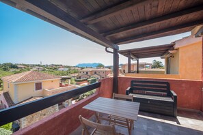 Outdoor dining - Apartment 'Villetta - Aliterno V5' with Sea View, Private Terrace and Wi-Fi (Olbia)