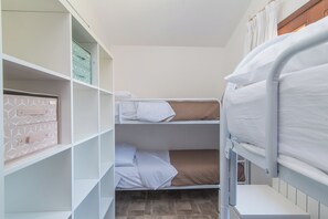 2 makuuhuonetta, silitysrauta/-lauta, ilmainen Wi-Fi, vuodevaatteet